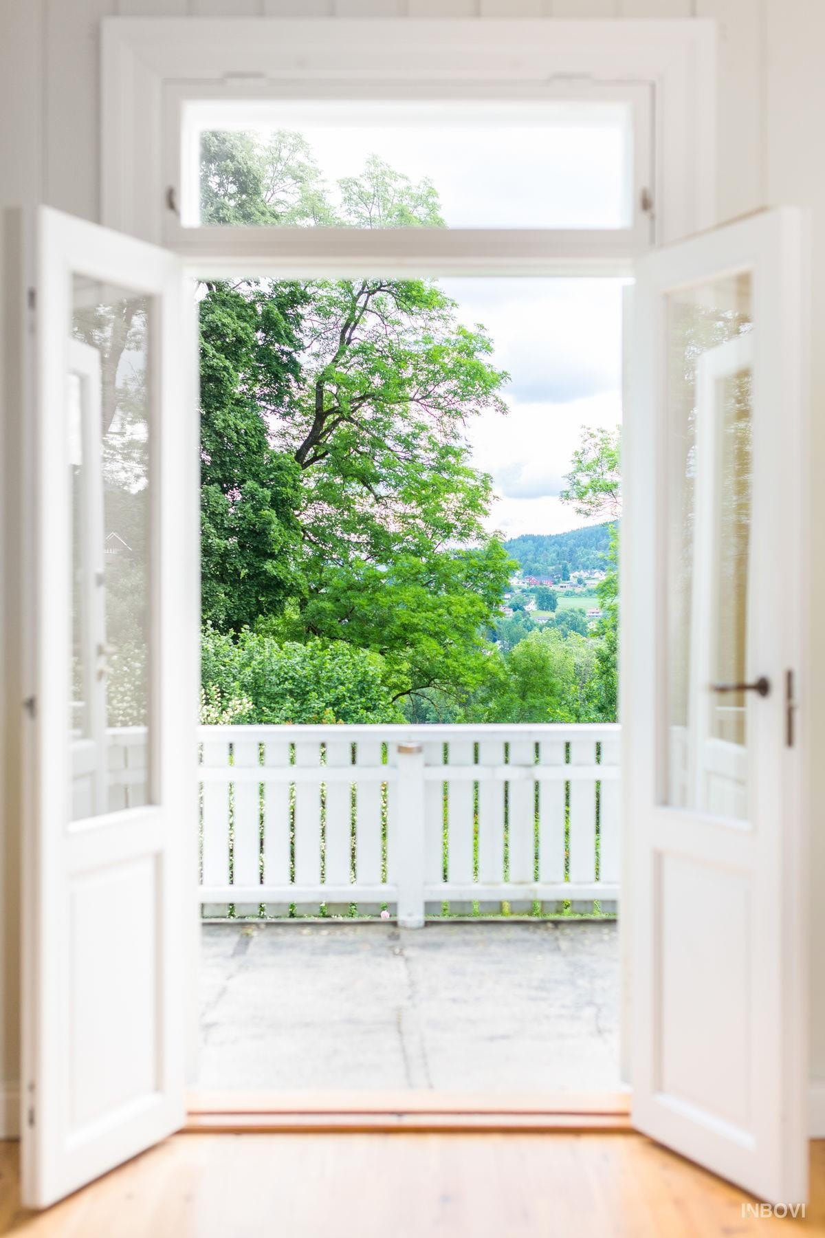 Fra stuen er det utgang til en idyllisk balkong! Galleribilde
