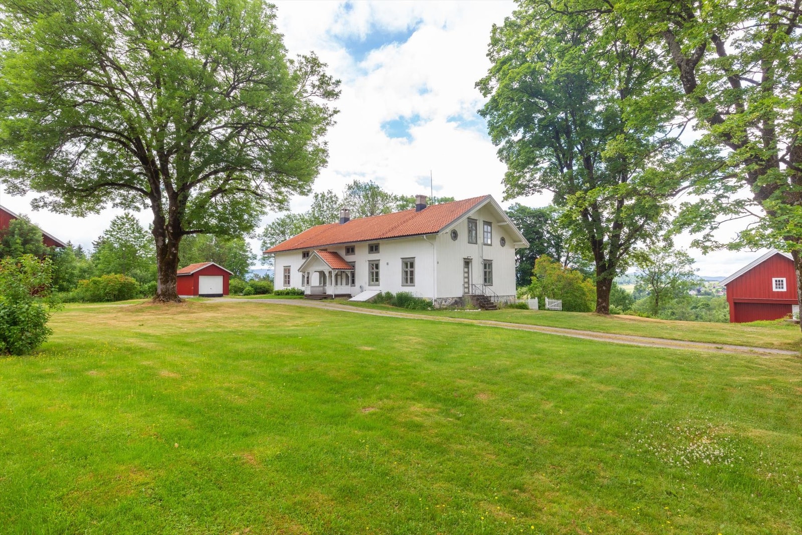 Romslig hage for lek og moro for hele familien! Galleribilde