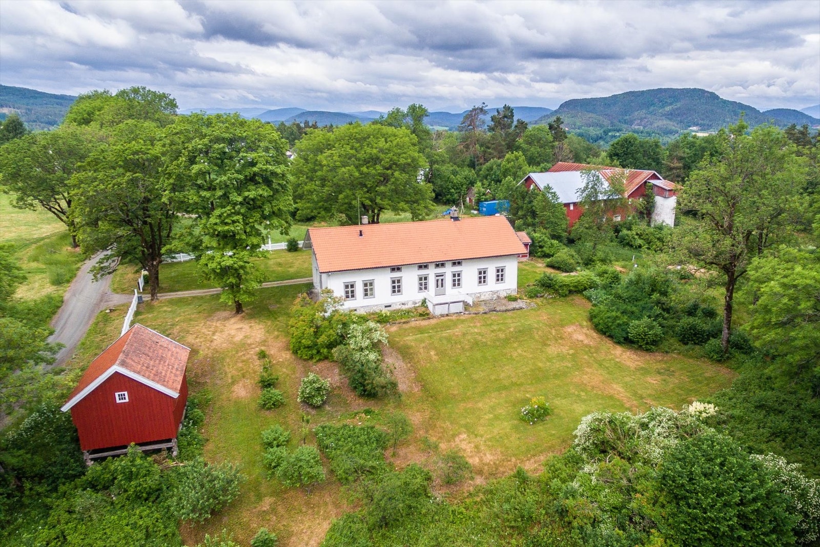EiendomsMegler1 ved Eiendomsmegler Are Olsen ønsker velkommen til idylliske Prestegårdsaleen 5! Galleribilde