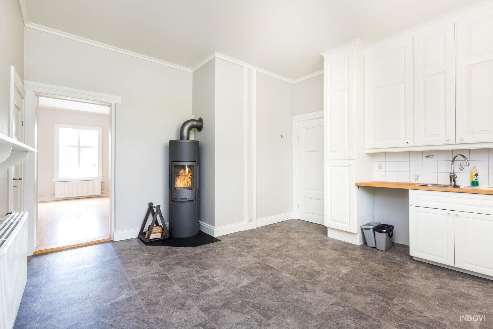 Kjøkkenet har også en flott vedovn. Galleribilde