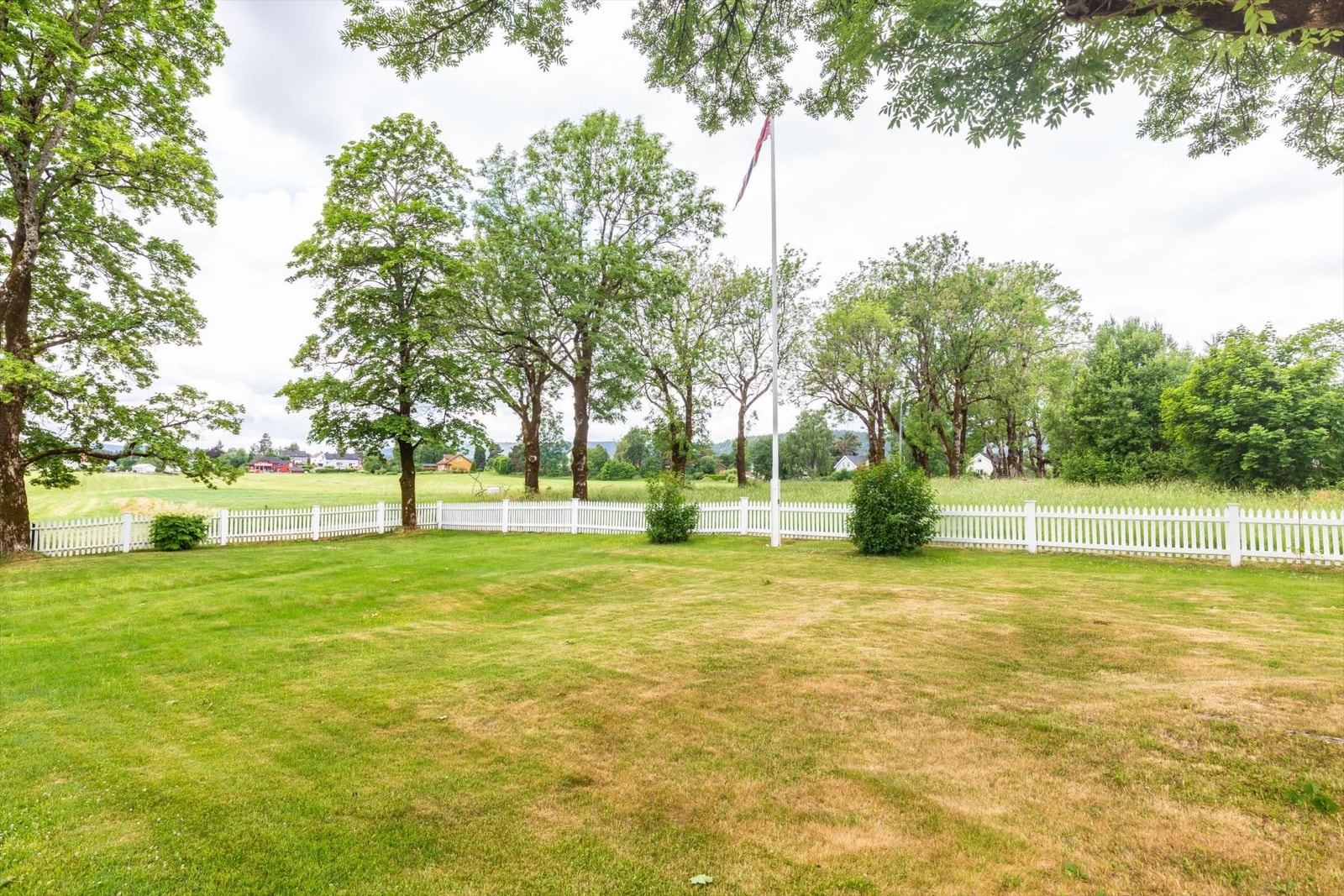 Fronthagen med flott stakittgjerde. Galleribilde