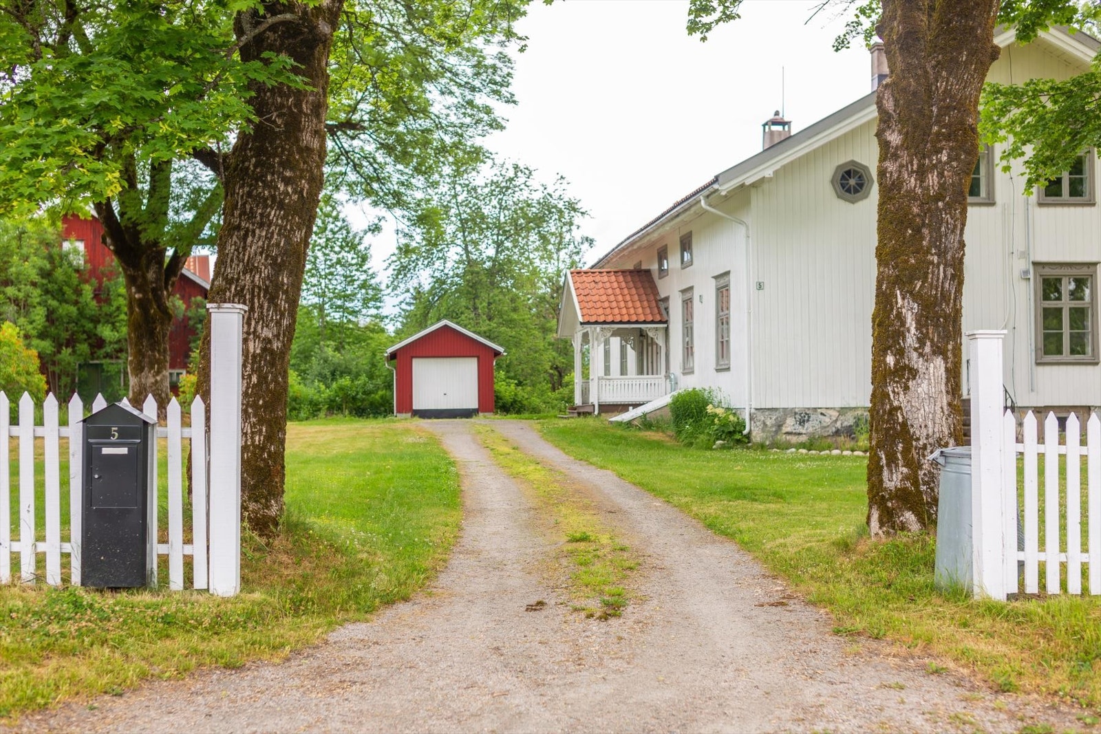 Innkjøringen til boligen. Galleribilde