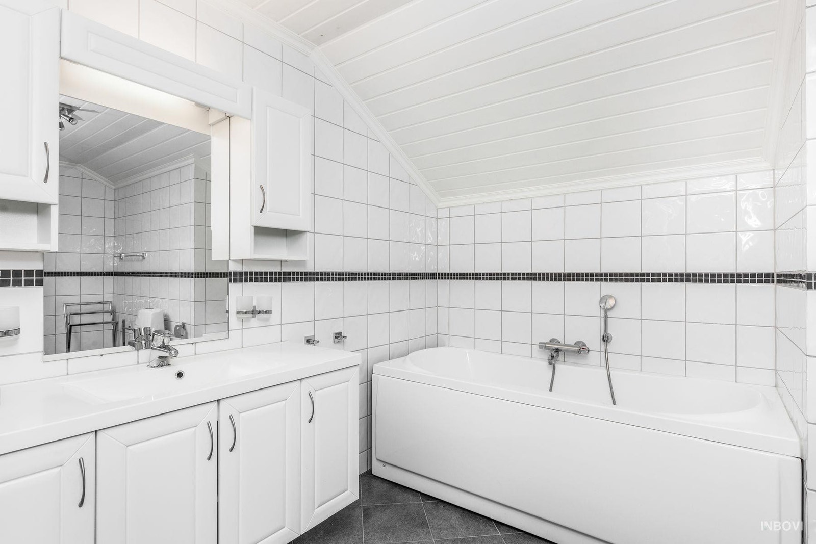 Helfliset bad med badekar og dusjkabinett. Galleribilde