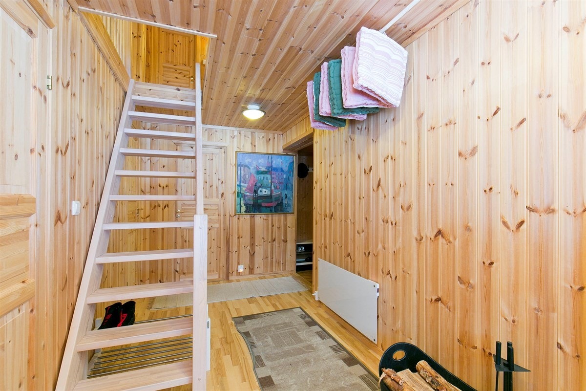 Entre med trapp til hems Galleribilde