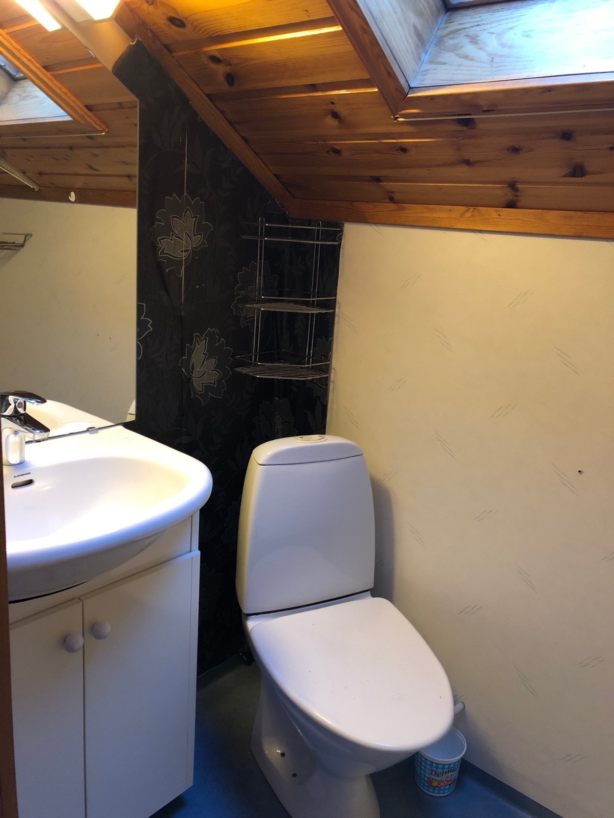 Bad med dusj, vask, toalett Galleribilde