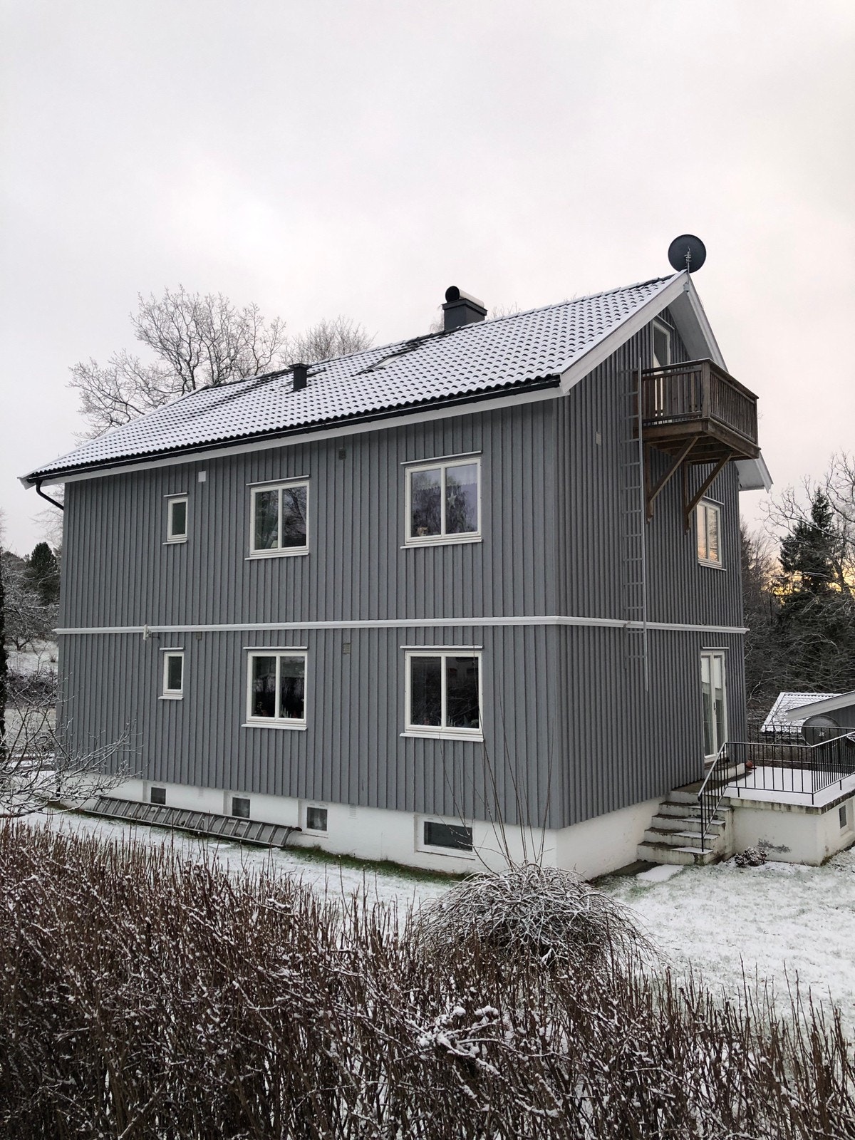 Hybelleiligheten ligger i 3 etg. med veranda på begge sider Galleribilde