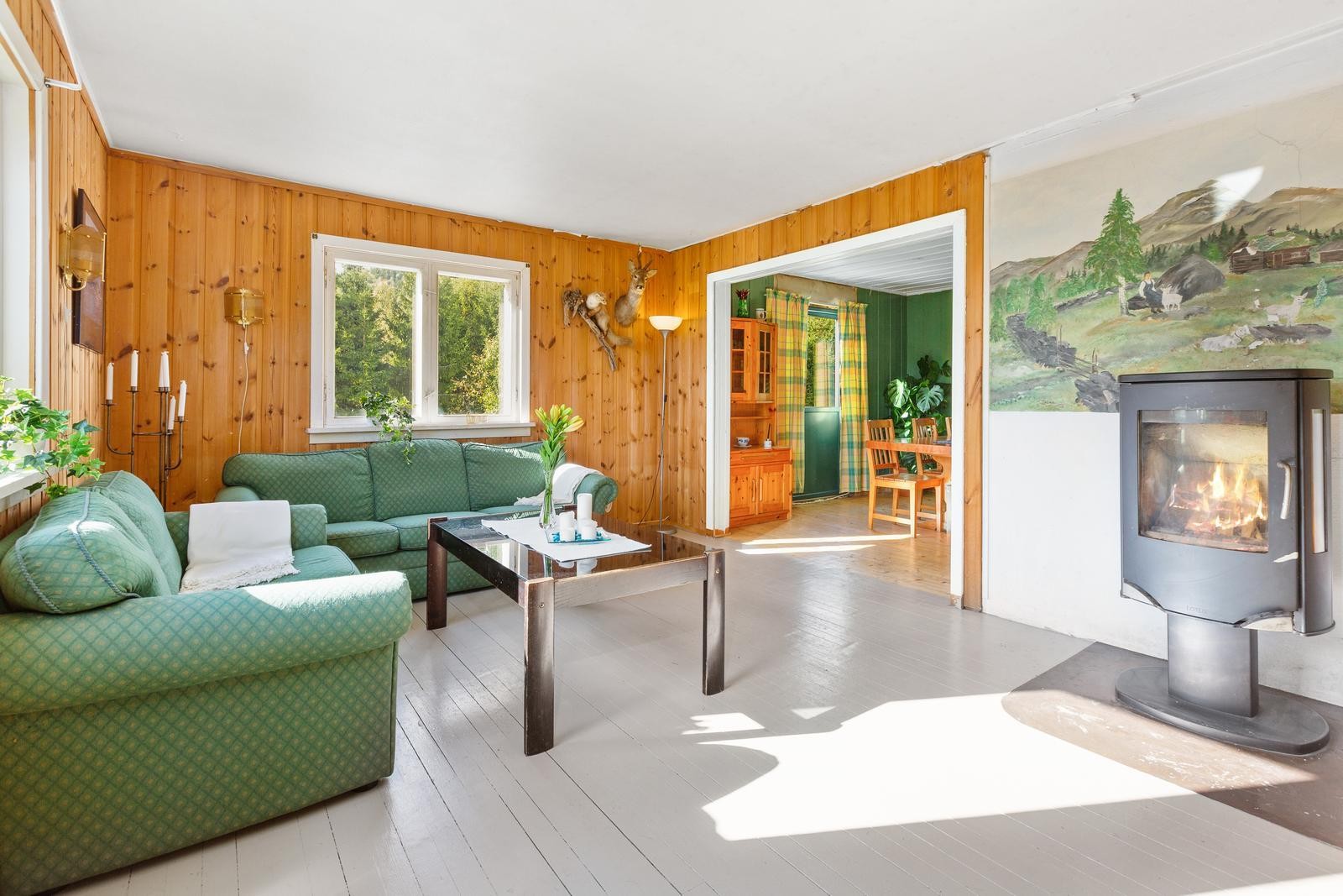 Stue er lys og romslig med peis God plass til møblement. Galleribilde