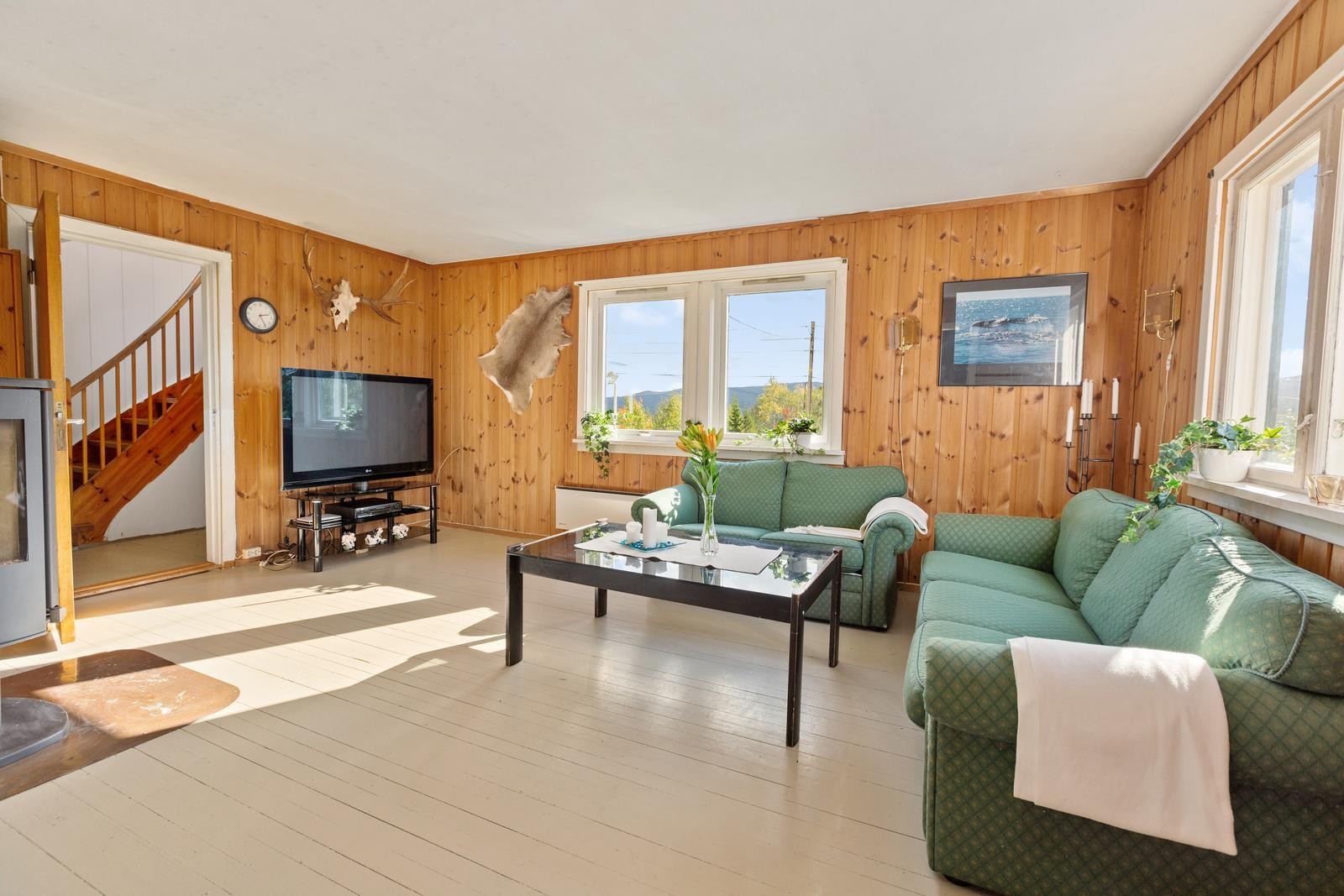 Stue: De store vindusflatene gir en god romfølelse. Galleribilde