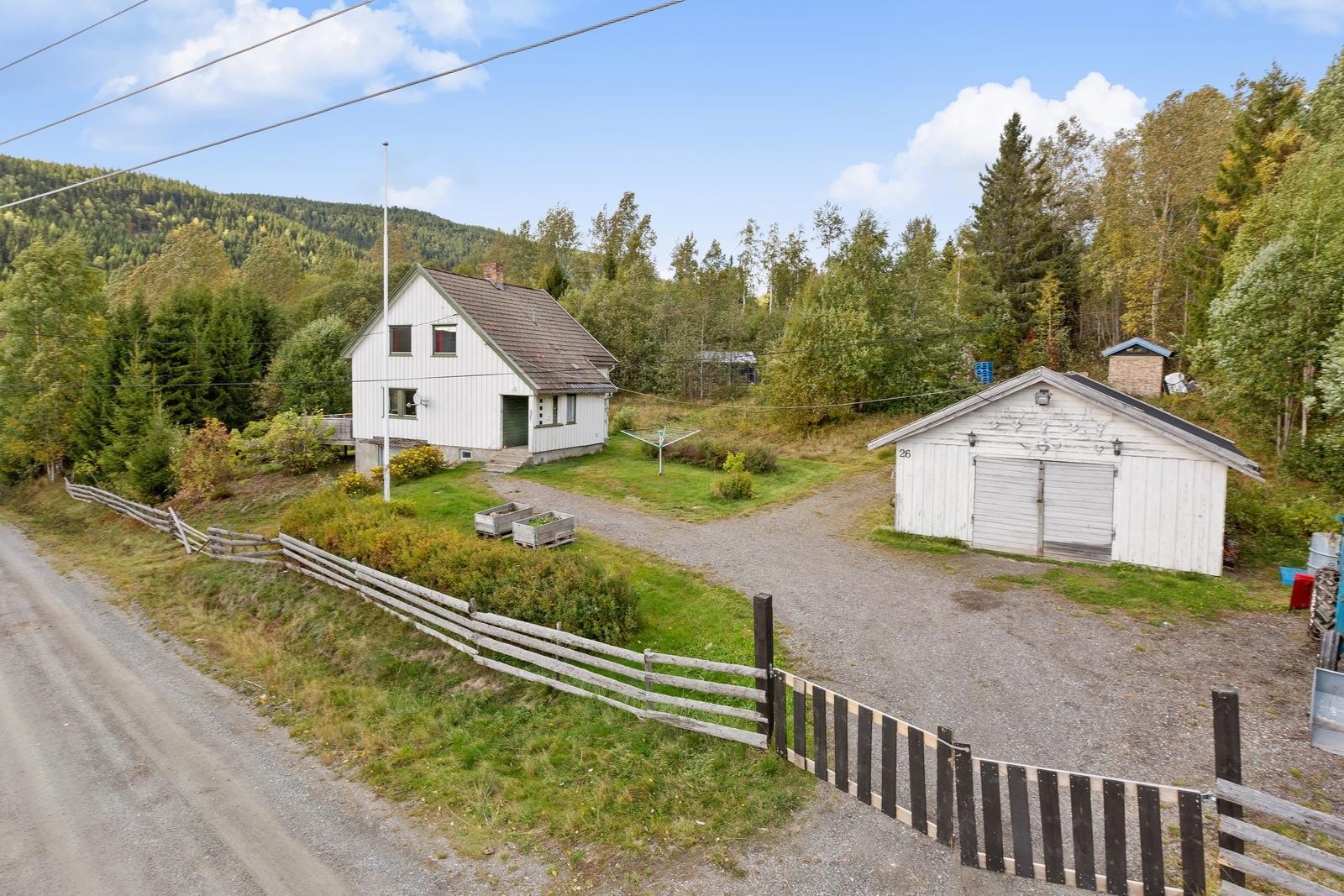 Vollengvegen 26 - beliggende i landlige og naturskjønne omgivelser med utsikt mot skog og landbruk. Galleribilde