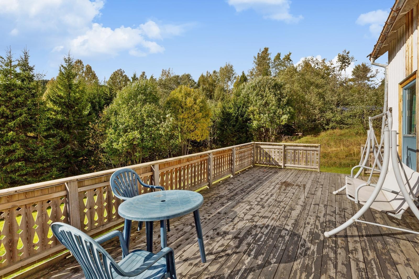 Terrassen er punktfundamentert og laget i treverk med trykkimpregnert trevirke. Galleribilde