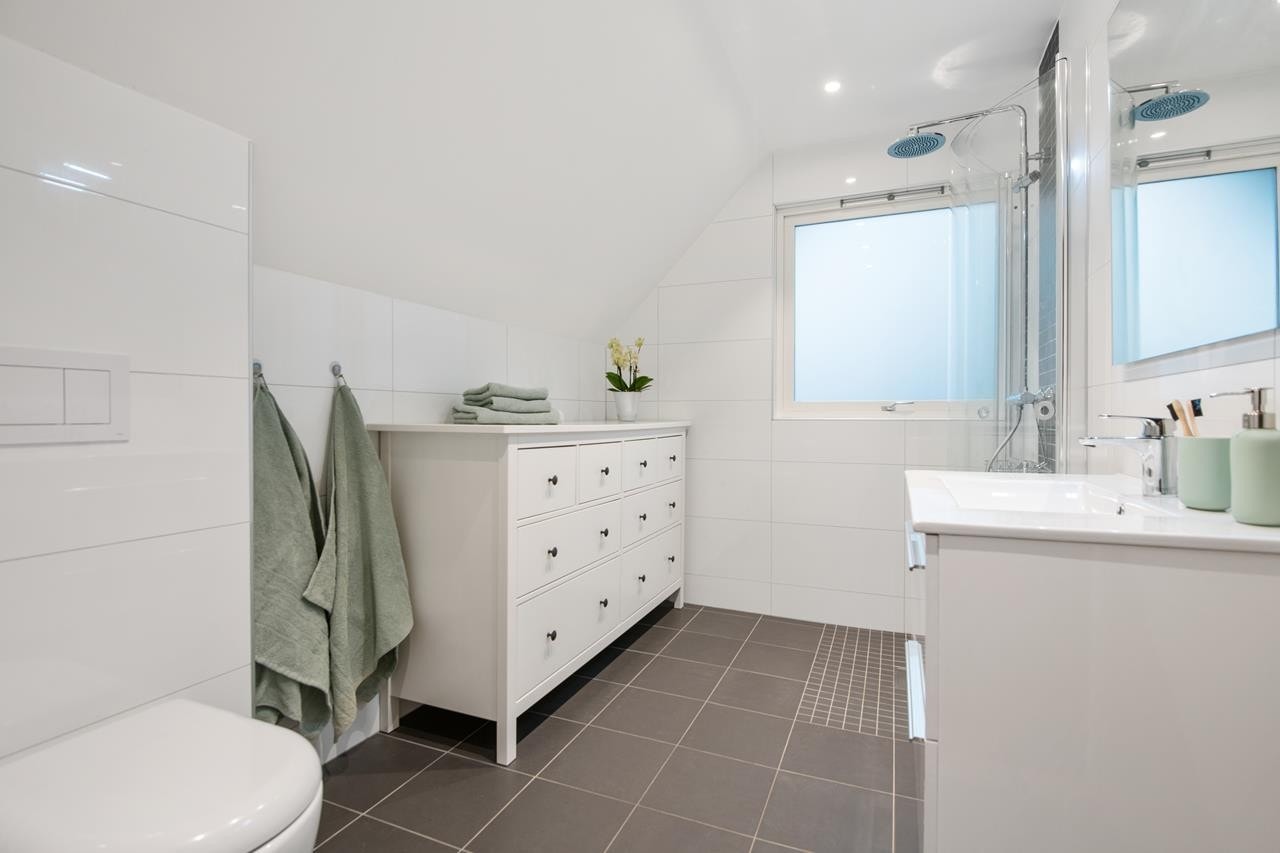 Badet er av god størrelse og ble pusset opp i 2016 av fagfolk Galleribilde
