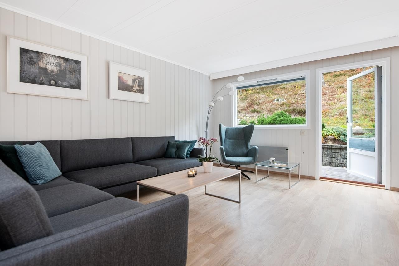 Fra stuen er det utgang til fantastisk markterrasse på ca. 33 m² som er vendt mot marka Galleribilde
