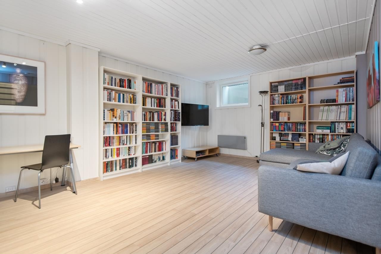 Kjeller er innredet som oppholdsrom, tv- stue, bibliotek e.l valgene er mange Galleribilde