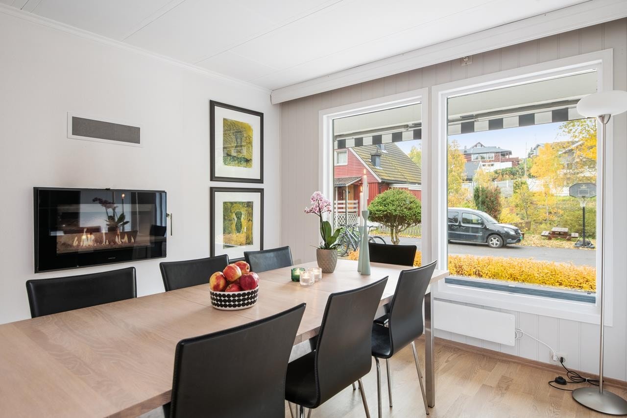 Her er det godt med plass til å samla familien rundt ordet og kose seg foran den lekre glasspeisen Galleribilde