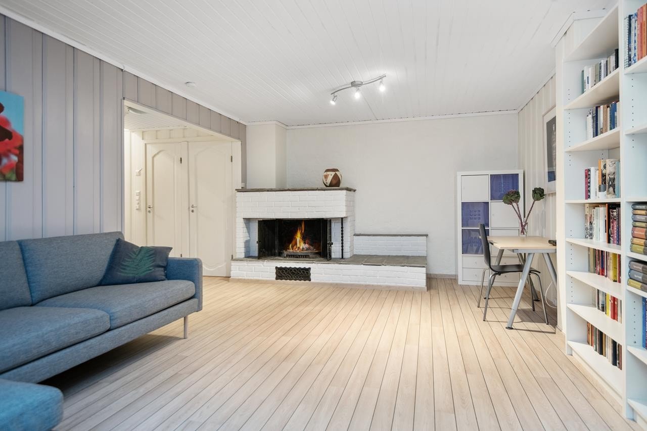 Hyggelig kjellerstue med peis som er perfekt om man har tenåringer i hus Galleribilde