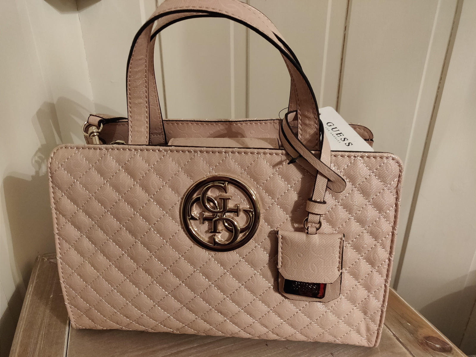 Helt Ny Guess veske i fin lys rosa farge | FINN.no Guessveske. Lyse rosa. NY. | FINN.no