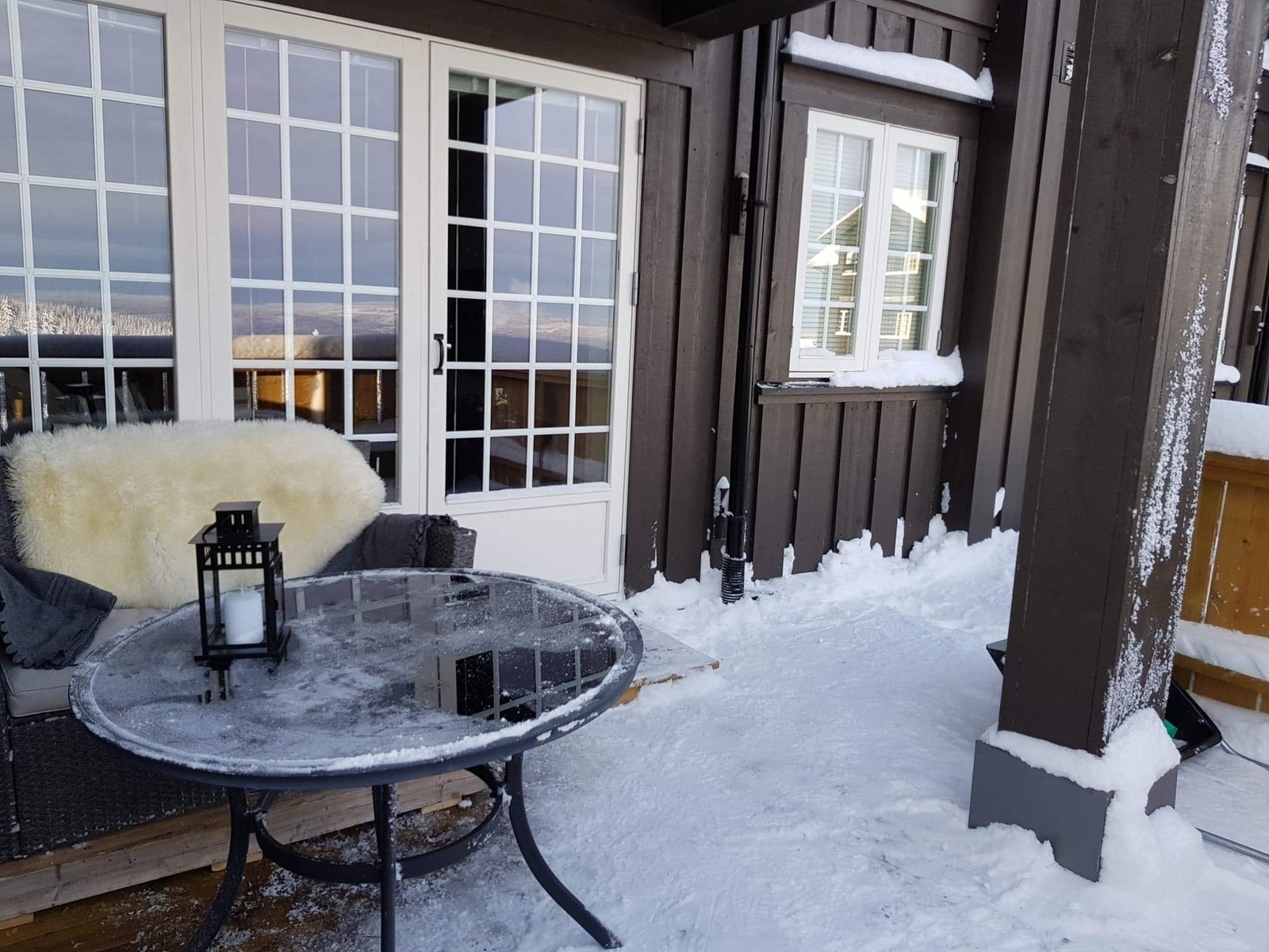 Romslig terrasse på bakkeplan Galleribilde