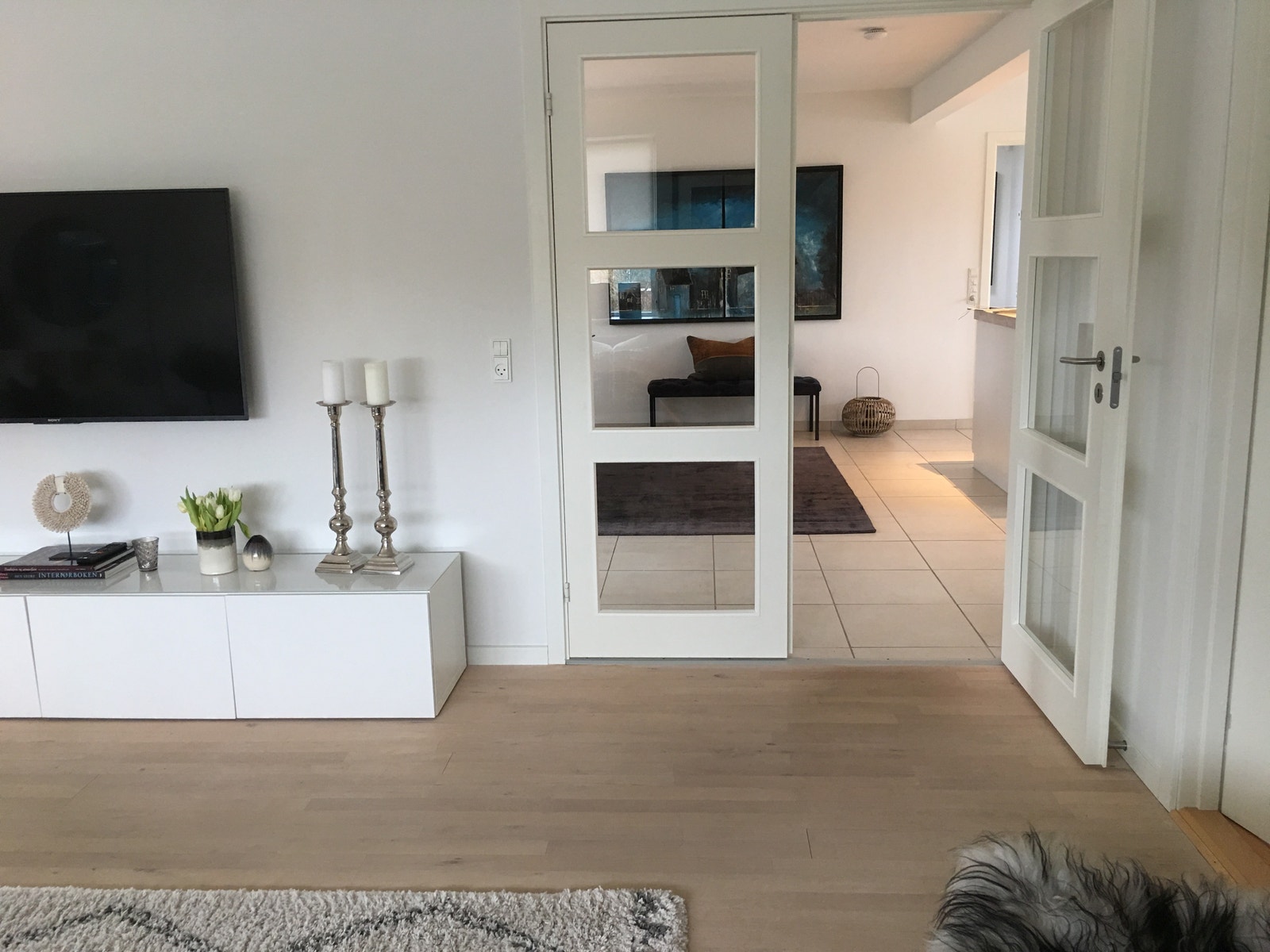 Dobbeltdør mellom kjøkken/spisestue og hovedstue Galleribilde