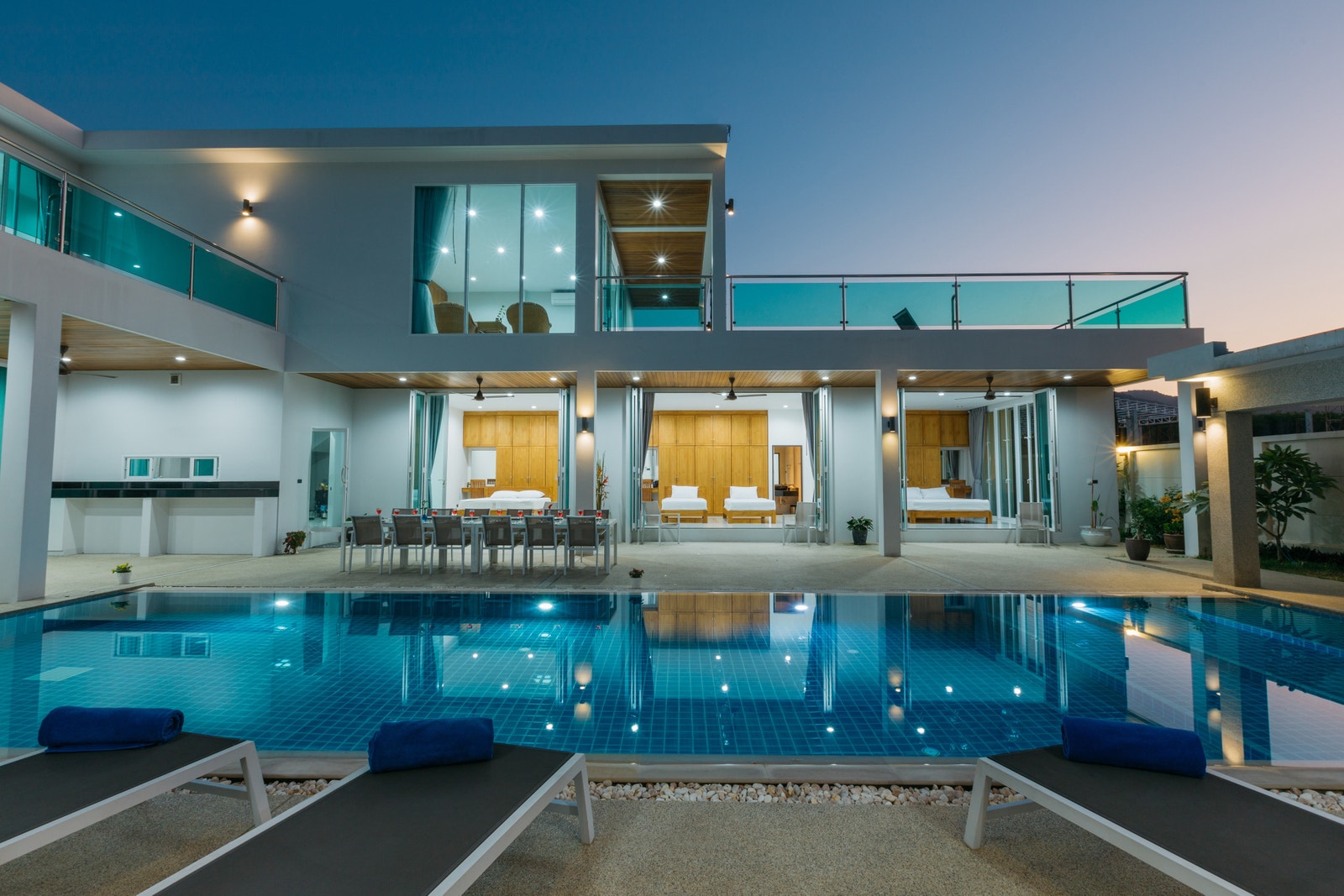 Den største bygningen på villaen, der du får 2 soverom med bad i 2. etasje, 40-46 m2.
I første etasje felles stue med flatskjerm, og kjøkken.
3 soverom i første etasje på 27m2. Galleribilde