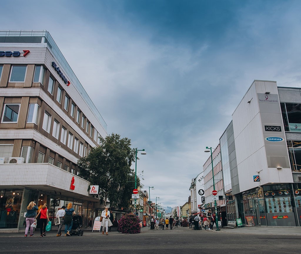 Bygget ligger sentralt i Tromsøs hovedgate, Storgata. Galleribilde