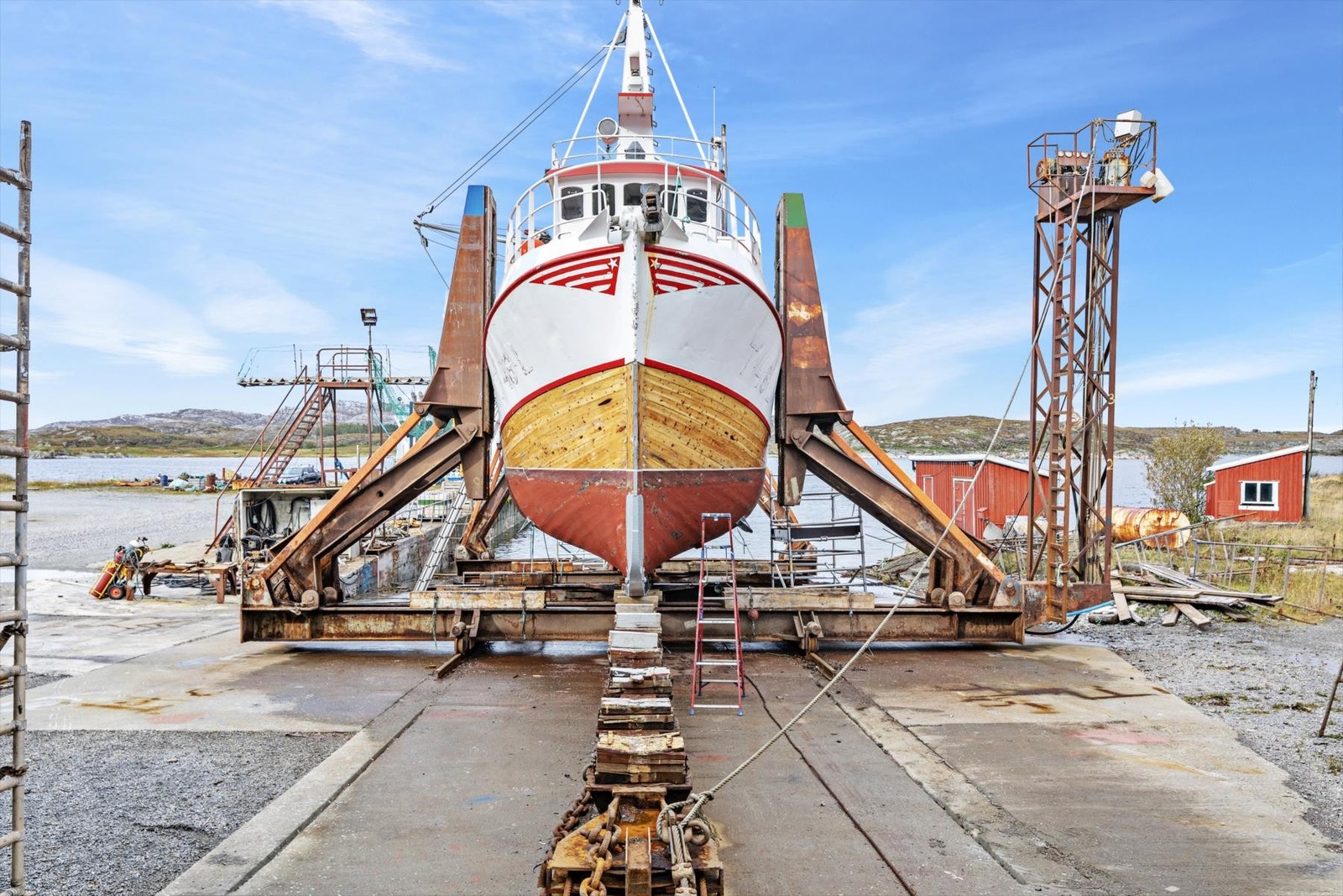 "Båtvuggen" som er anlagt på slippet har hydraulisk breddejustering med maksbredde på 11,2 m. Galleribilde