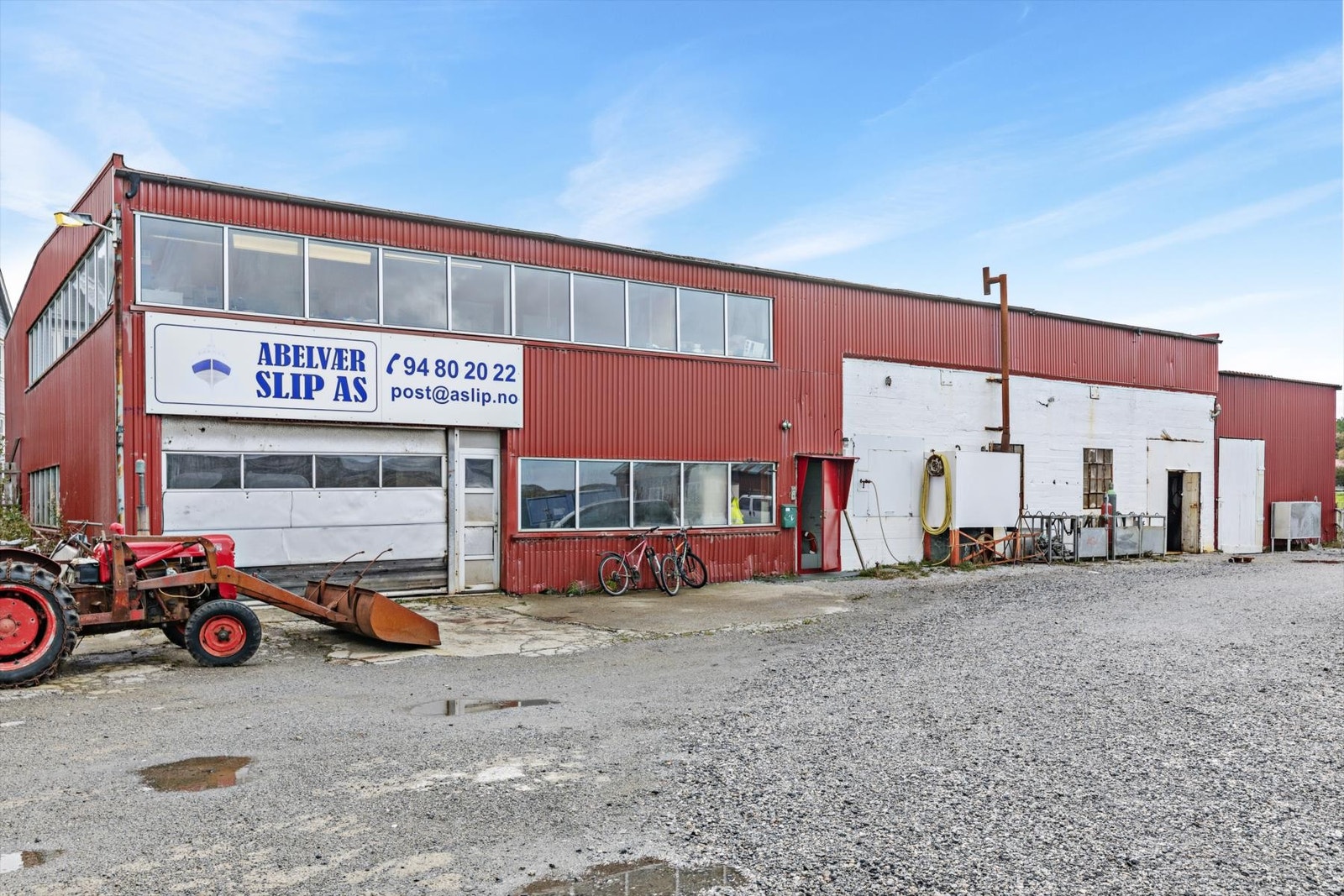 Hovedbygget fungerer som lager m/verksted samt kontor og sanitærrom i 2. etg. Galleribilde