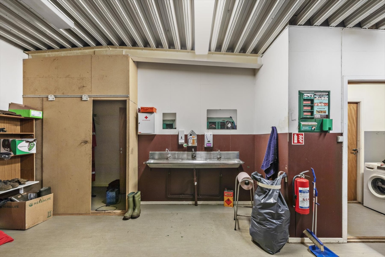 Bygget har enkle garderobefasiliteter. Galleribilde