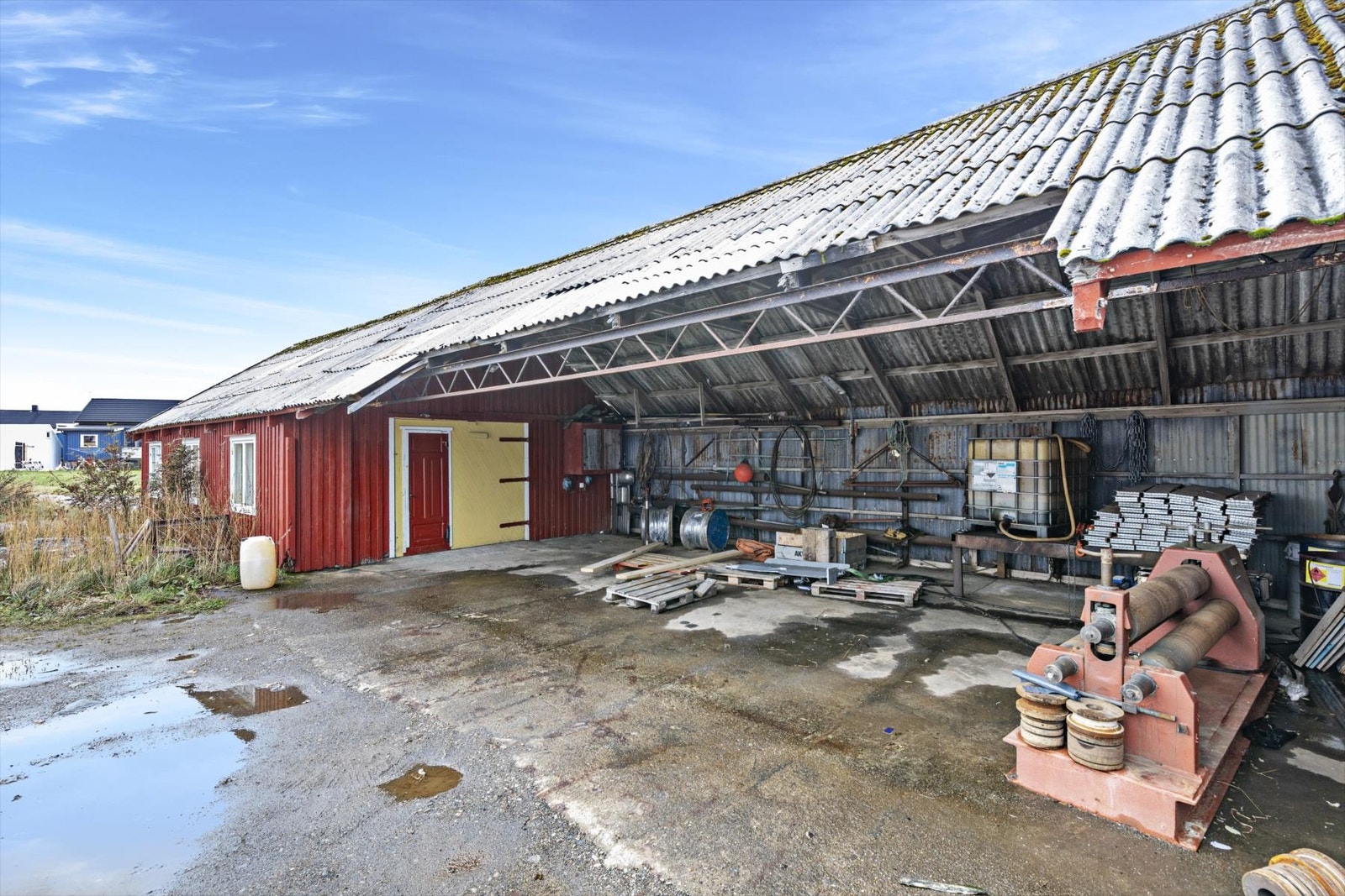 Eldre tre-båtbyggeri og mindre verkstedrom/lager med
takoverbygd område mellom. Galleribilde