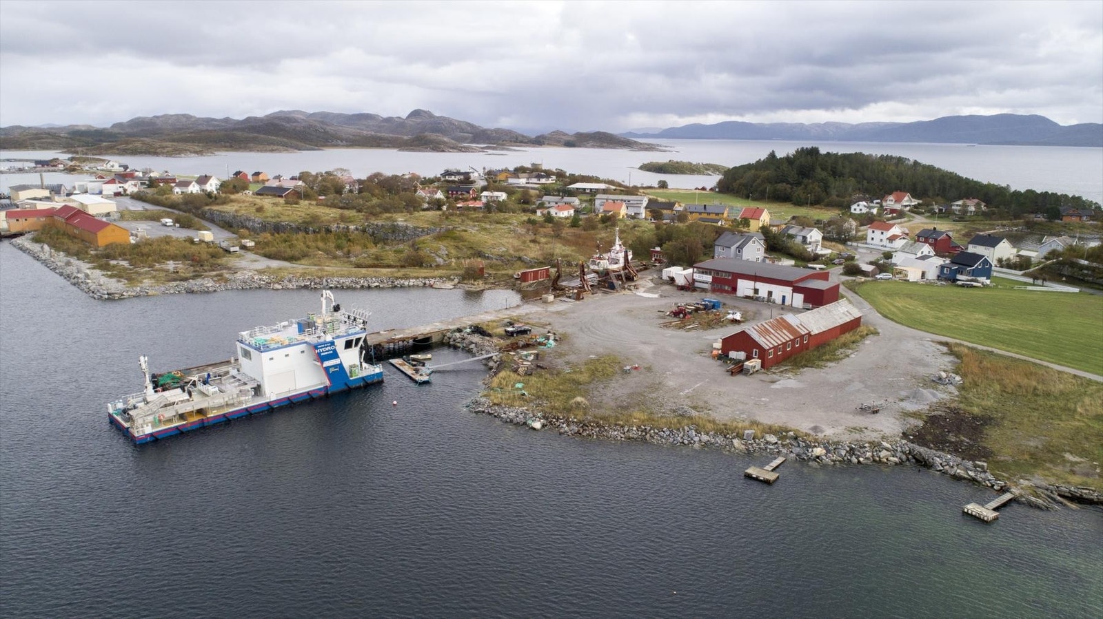 Industrieiendom med egen kai, slipp og kystlinje. Galleribilde