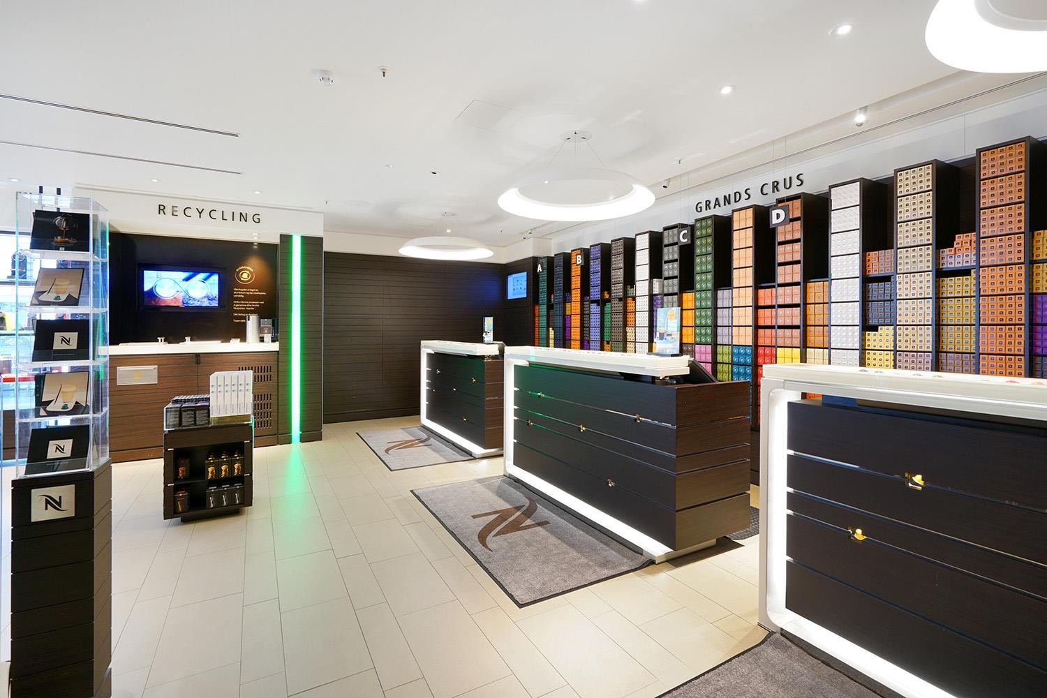 DSC02661 copyGulv er fliselagt med nøytrale, lyse fliser. Galleribilde