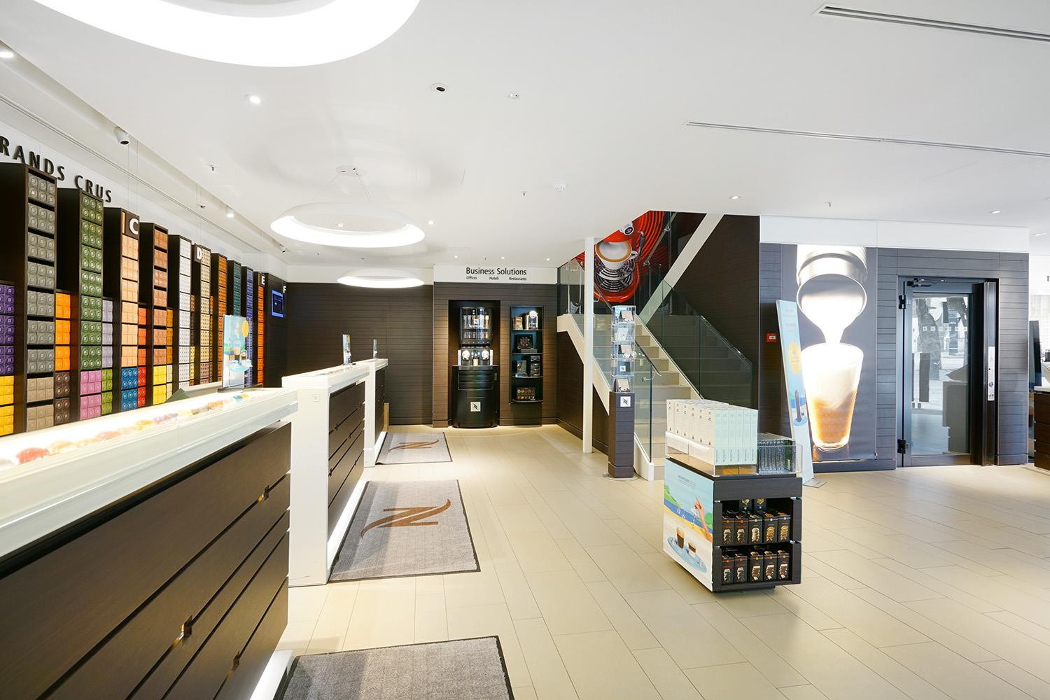 Pen trapp med vanger i glass. Galleribilde