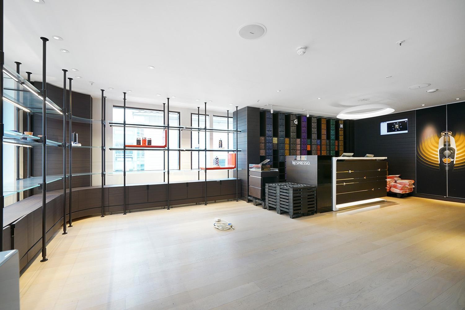 Arealene i 2. etasje egner seg til utstilling/butikk, kontor, eller kanskje bord med spiseplasser for kafékonsepter. Galleribilde