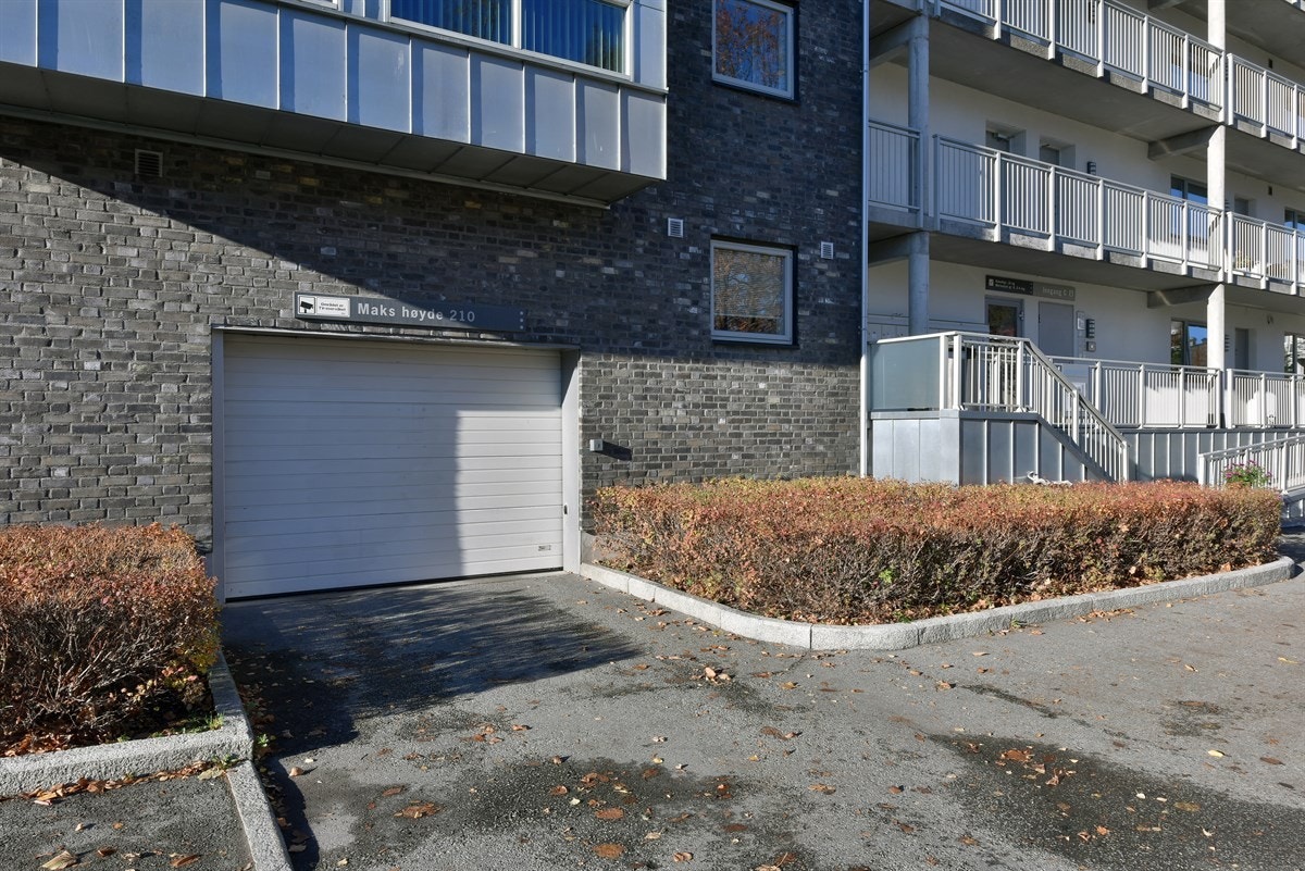 Inn/utkjøring til parkeringsanlegg. Galleribilde