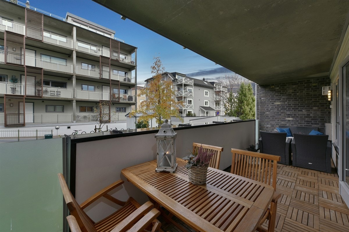 Leiligheten har utgang fra stue/kjøkken til en overbygget veranda på drøyt 13 kvm. Galleribilde