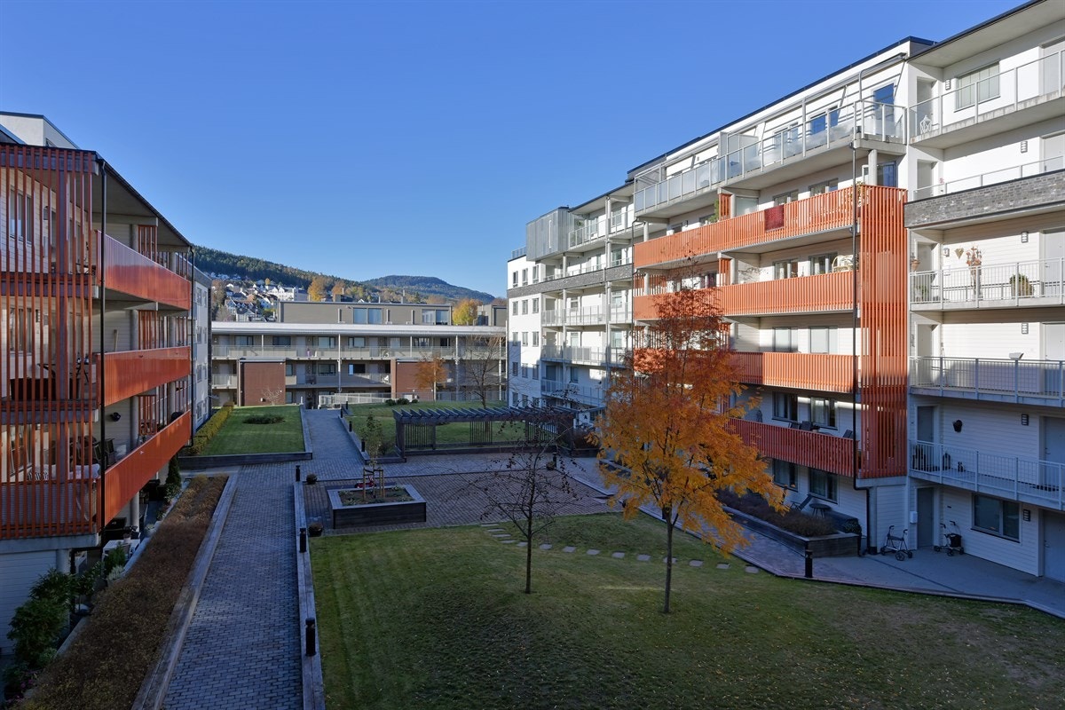 Det er kun 100 meter til nærmeste lekeplass og kort gangavstand til barnehager, skoler, sentrum og offentlig kommunikasjon. Galleribilde