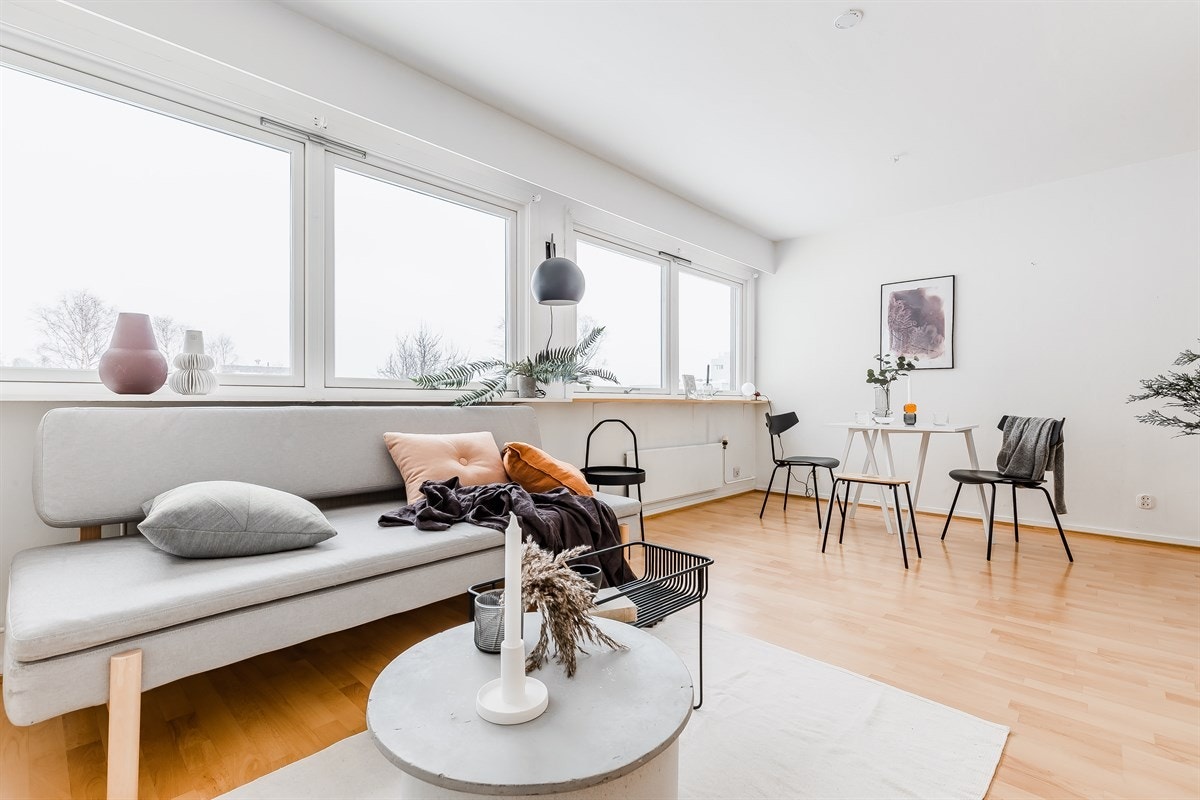 Oppholdsrommet er av grei størrelse og kan deles opp i flere soner Galleribilde