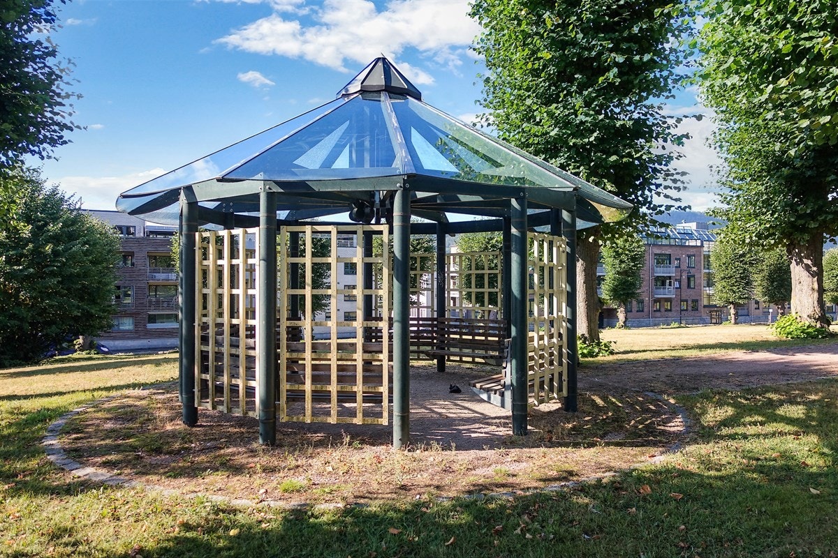 På Papirbredden helt nede ved elva finner du Universitetet i Sørøst-Norge - en av landets mest moderne kunnskapsparker. USN har et bredt studietilbud innenfor en rekke attraktive retninger. Galleribilde