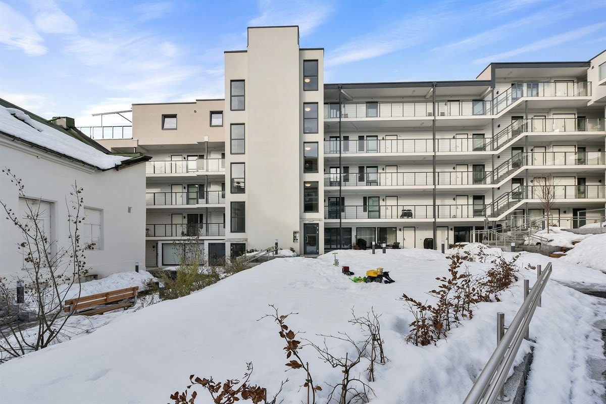 På kveldstid har bakgården hyggelig belysning. Det er også flott felles takterrasse til disposisjon for alle beboere i borettslaget. Galleribilde