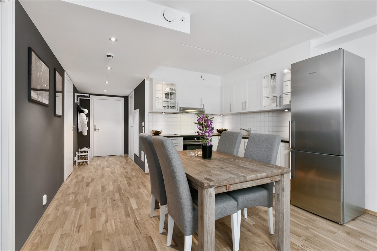 Kjøkkenet er pent og klassisk, samt funksjonelt designet med god benke- og lagringsplass. Galleribilde