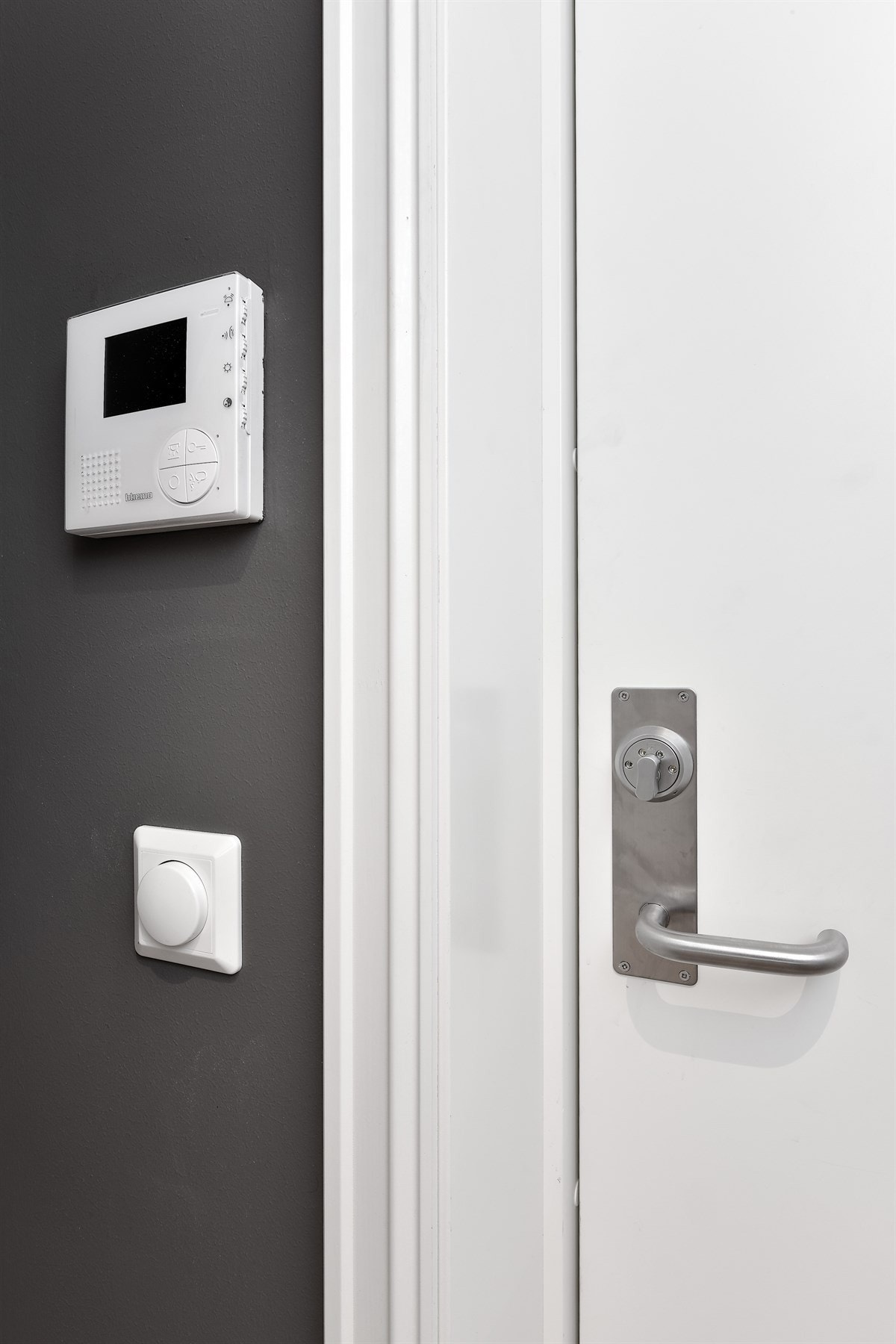 Ved ytterdøren er det montert porttelefon med kamera. Galleribilde