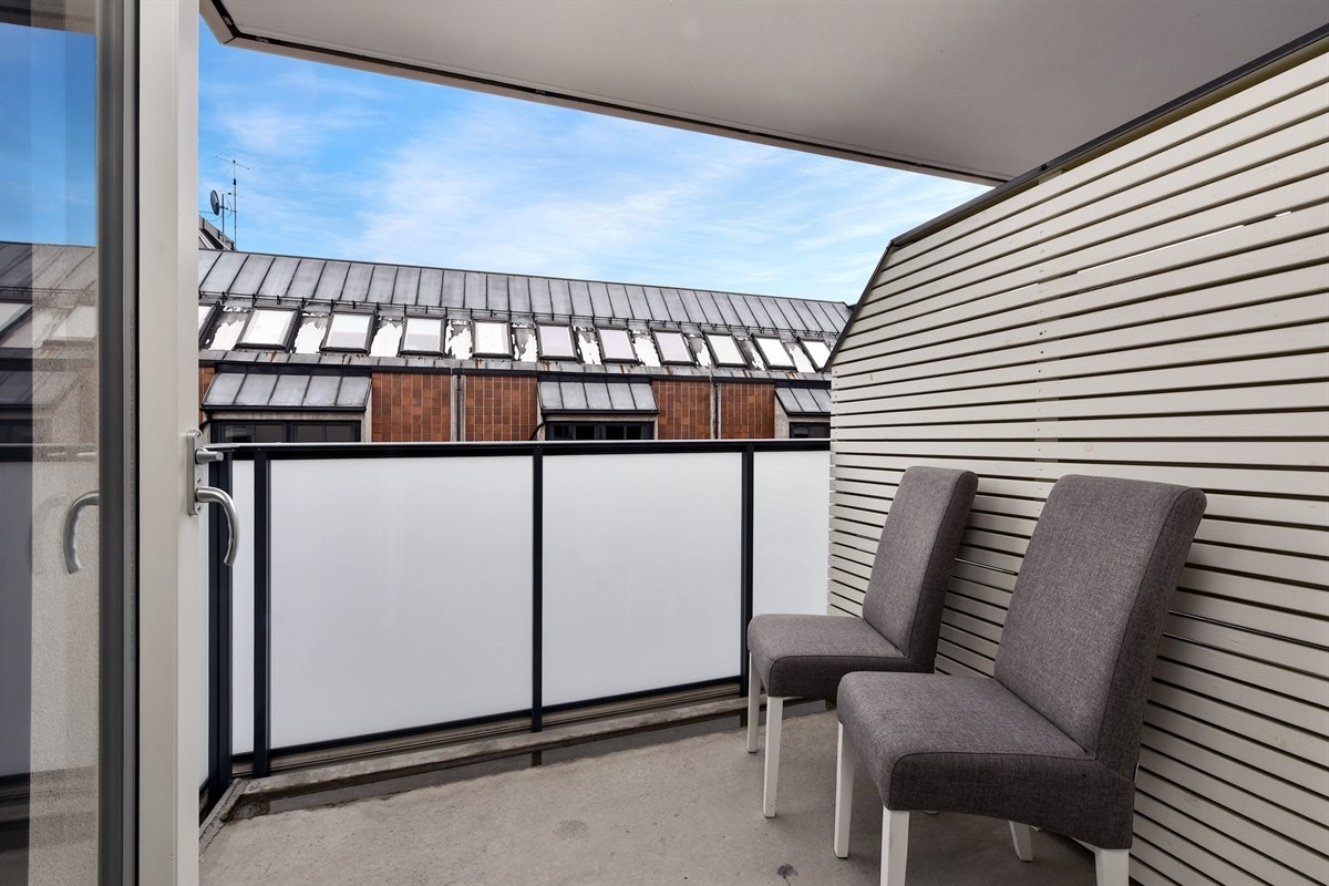 Fra soverommet som ligger ved stuen er det utgang til en balkong på ca. 4,9 kvm. Balkongen har ettermiddagssol fra 14-tiden. Galleribilde