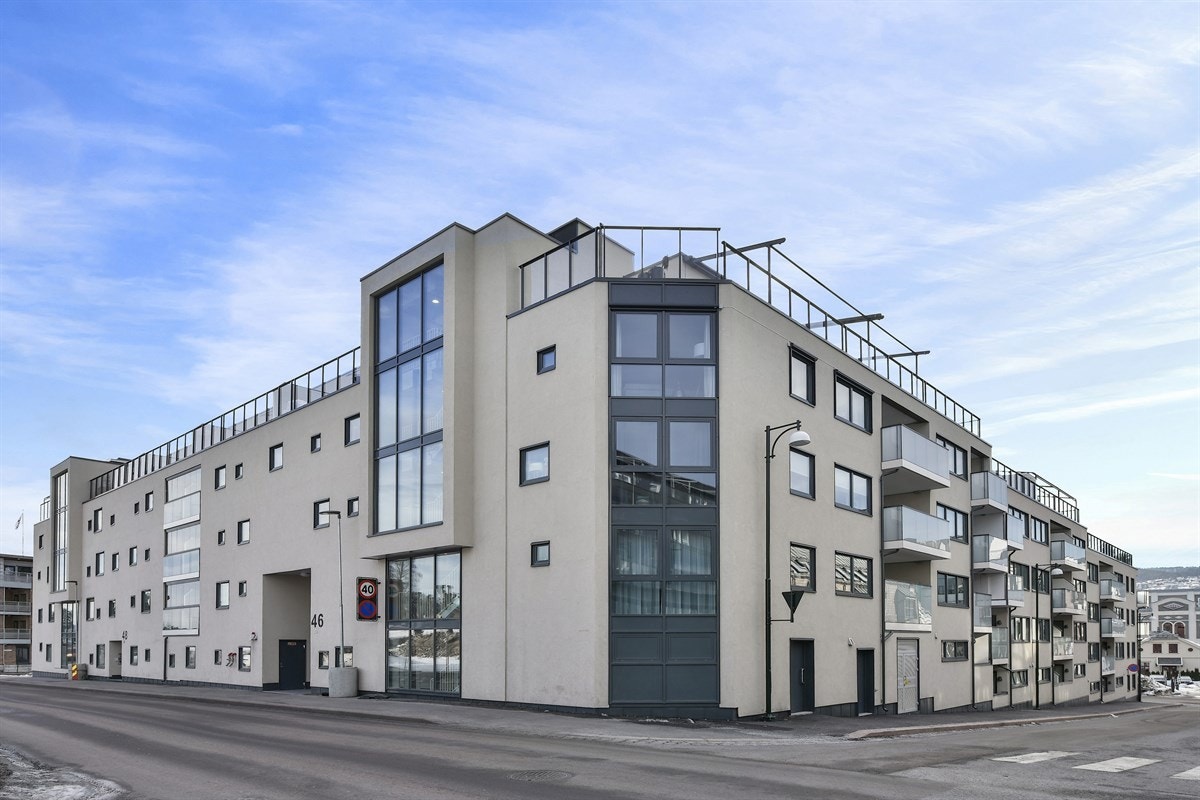 PrivatMegleren ved John Granly Steen og Kristian Arthur Brunvoll har gleden av å presentere denne lekkre 3-roms leiligheten med vestvendt balkong beliggende på Bragernes i Drammen. Galleribilde