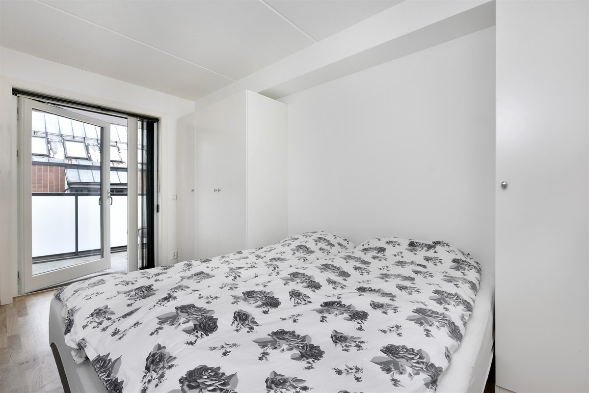 Soverommet ved stuen har skyvedør plassert på to sider av sengeplassen. Det er også utgang til balkong. Galleribilde