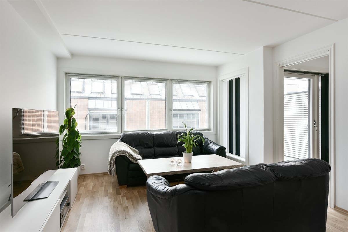 Stuen har plass til en hyggelig sofagruppe med tilhørende tv-løsning og annet møblement. Galleribilde