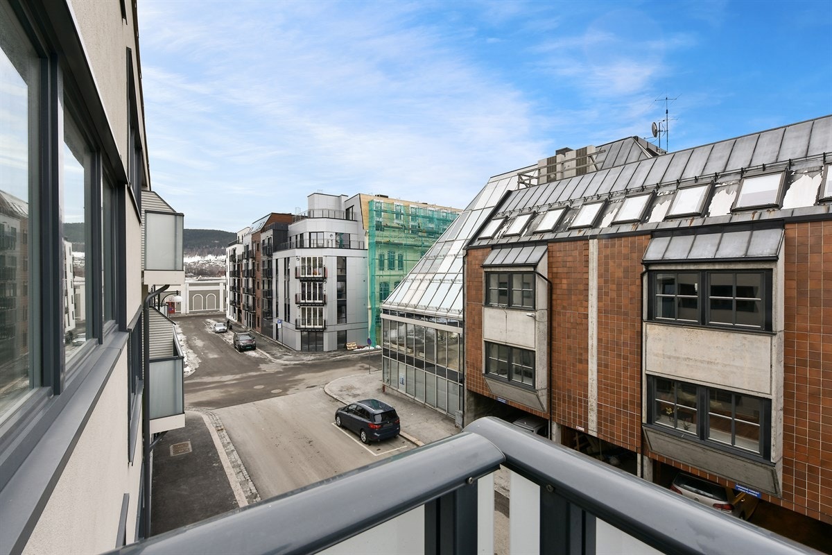 Balkongen er overbygd, har betongdekke og rekkverk i glass og metall. Det er plass til en sittegruppe, og med skjermvegg mot naboen sitter man relativt usjenert. Galleribilde