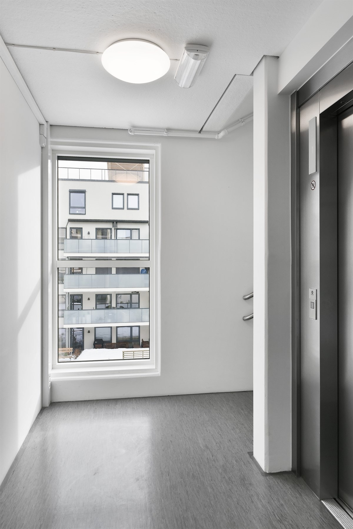 Boligbygget har heis til etasjeplan. Galleribilde
