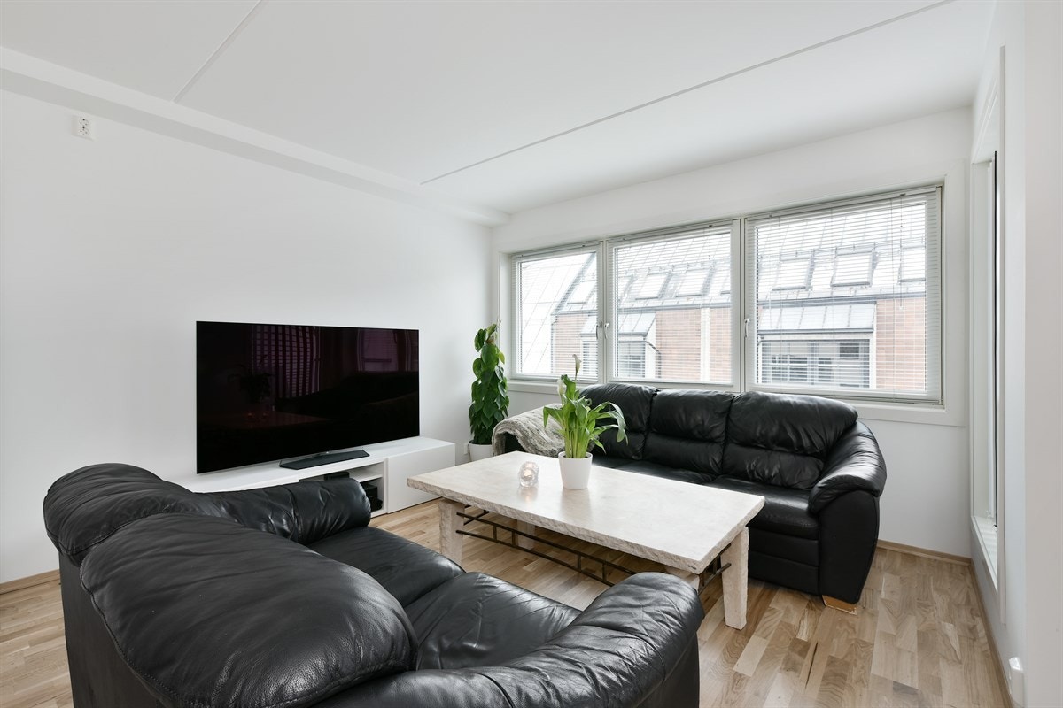 Fra stuen er det skyvedør inn til et soverom som har utgang til en skjermet balkong. Galleribilde