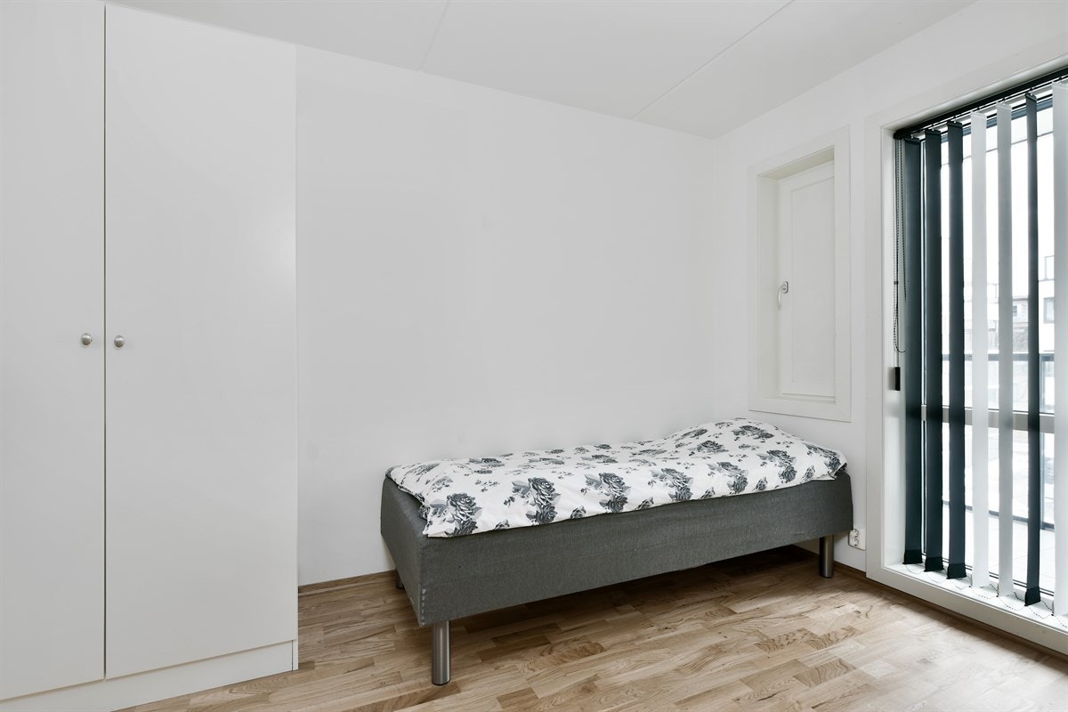 Det andre soverommet har et enkelt garderobeskap. Galleribilde