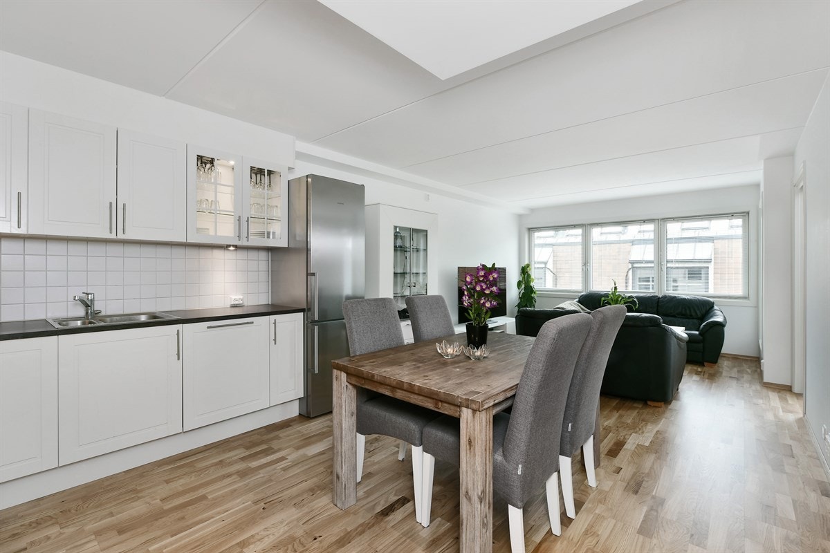 Mellom kjøkken og stue er det åpen løsning, og inne i selve kjøkkensonen er det plass til spisebord. Galleribilde