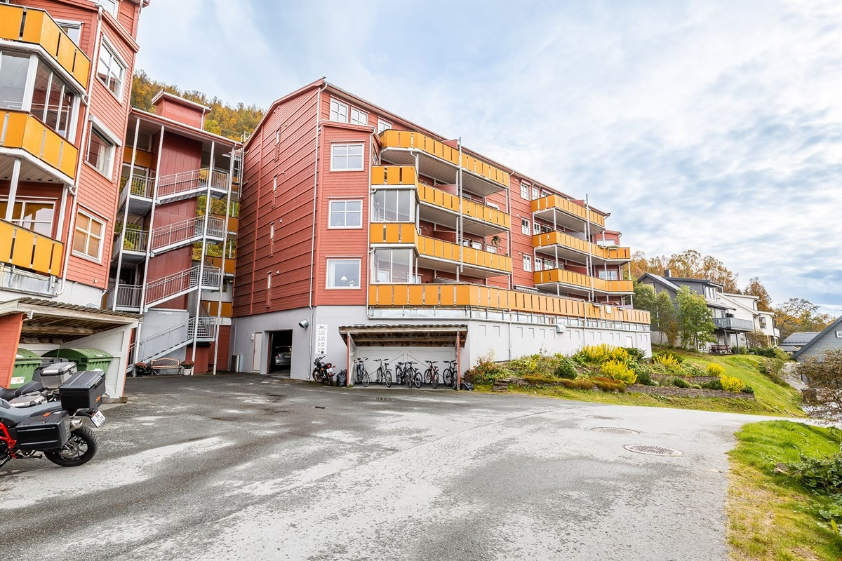 Gjesteparkering like ved inngangen, garasje under blokken og heis direkte fra gateplanet og opp til leiligheten